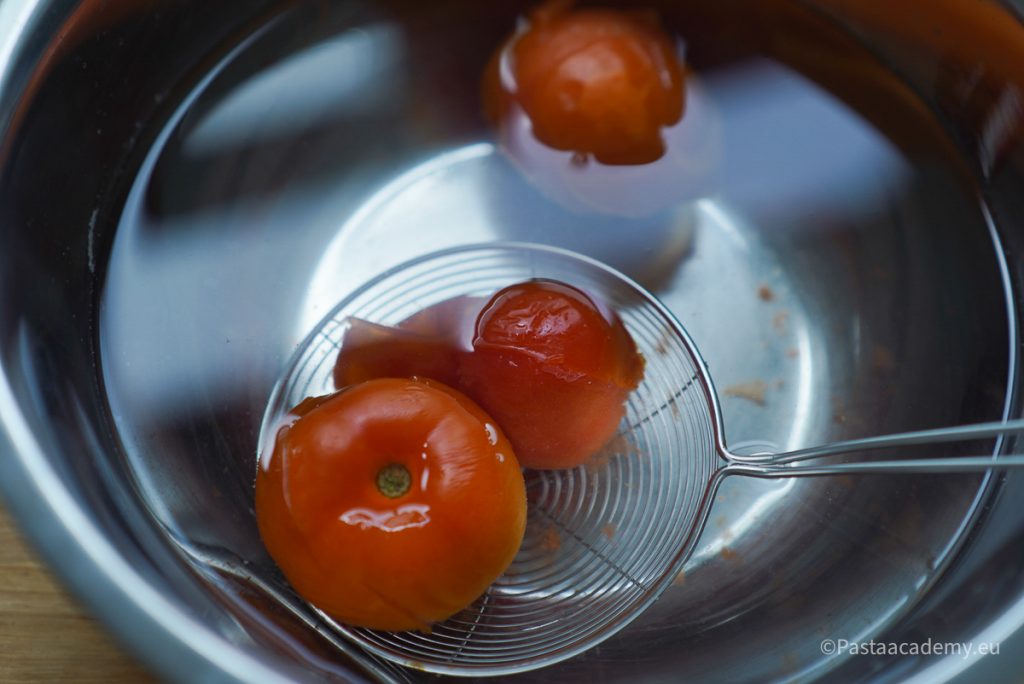 Ravioli rotondi met tomaten en pesto