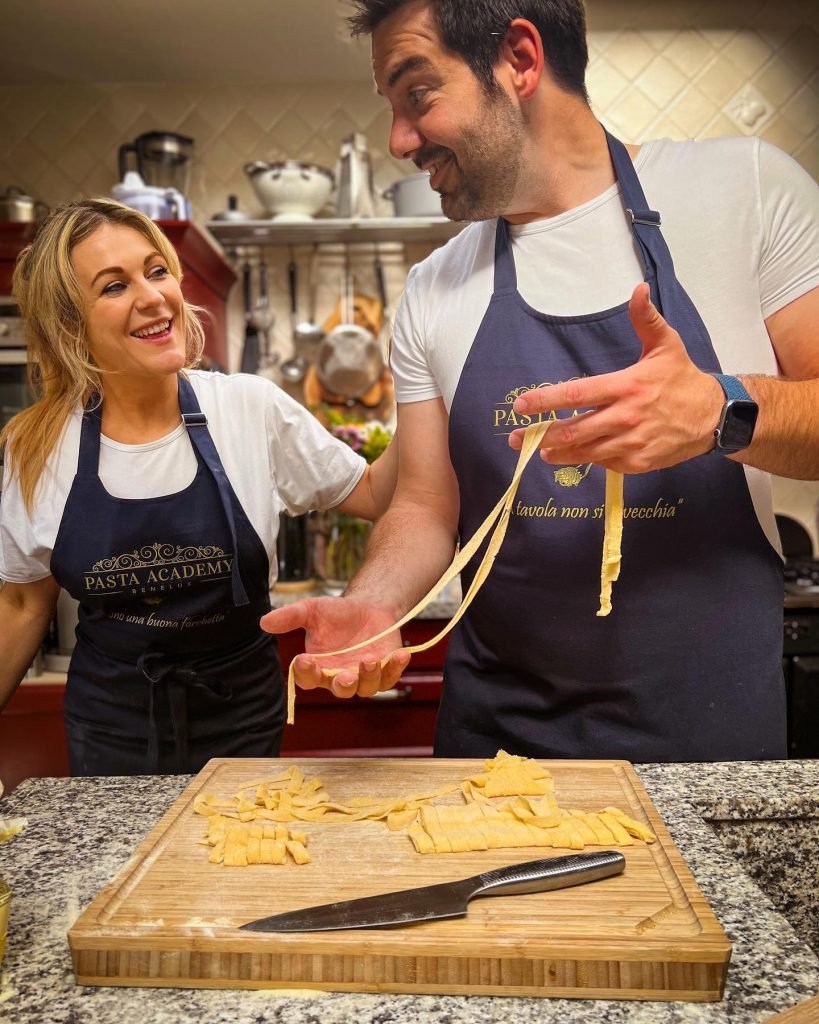 Twee mensen die pasta maken